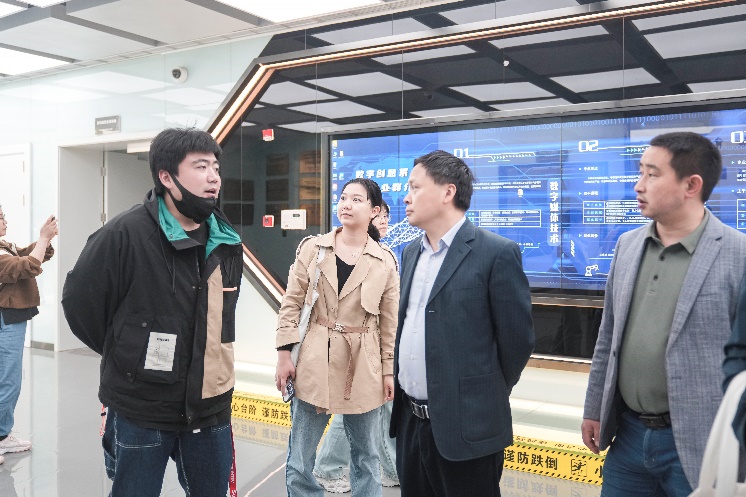 一群穿制服的男人描述已自动生成