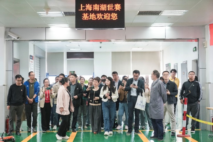 一群人站在室内描述已自动生成