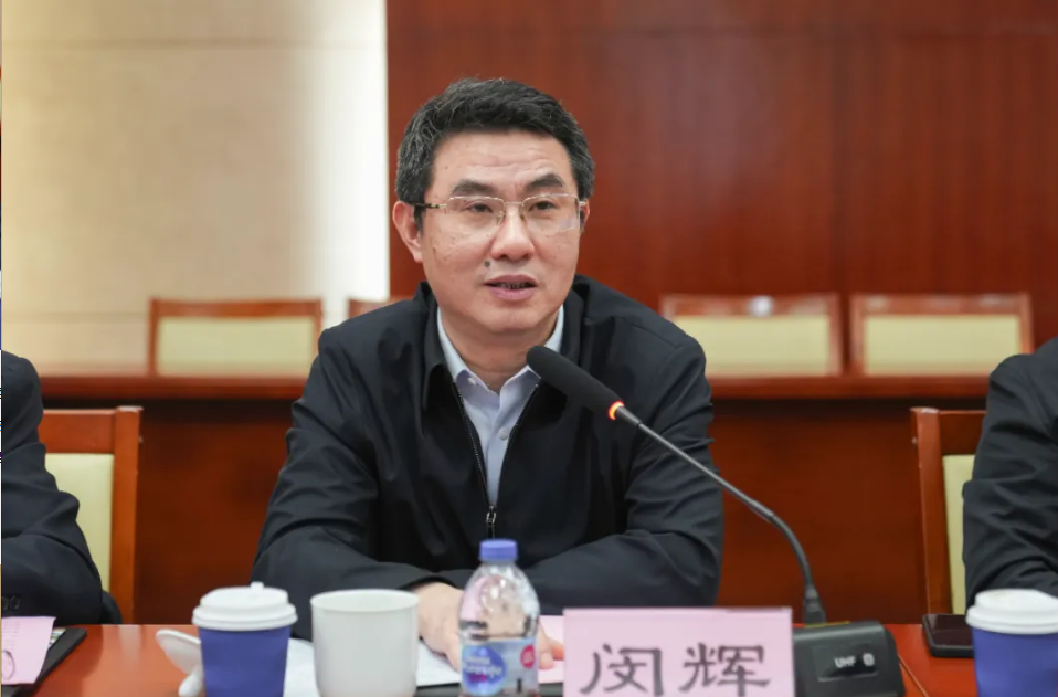 穿黑色衣服的人在桌子前低可信度描述已自动生成