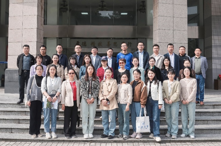 一群人站在一起合影描述已自动生成