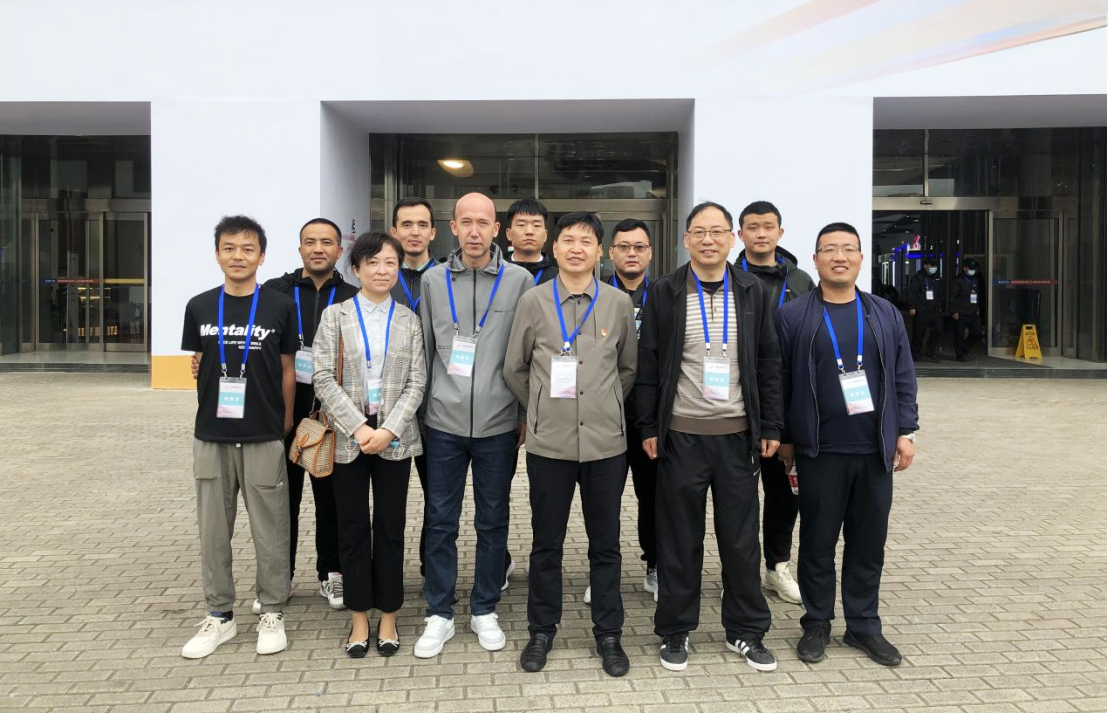 蒋勇为当地师生授课现场照片