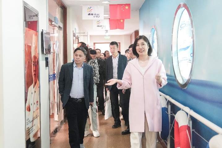 男人和女人站在门前中度可信度描述已自动生成