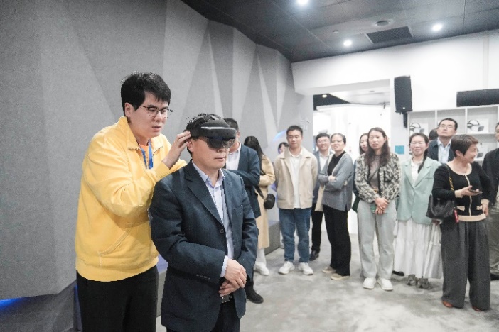 人们站在一起合影的一群人中度可信度描述已自动生成