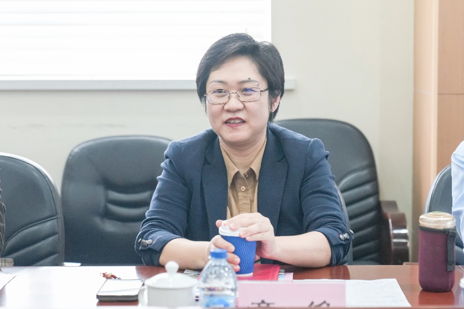 女人坐在桌子前描述已自动生成