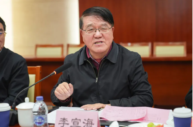 男人和女人坐在桌子前描述已自动生成