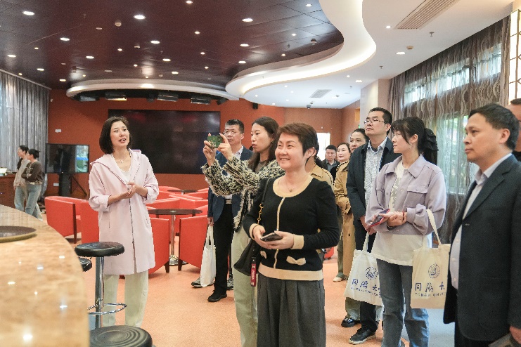 一群人站在室内描述已自动生成