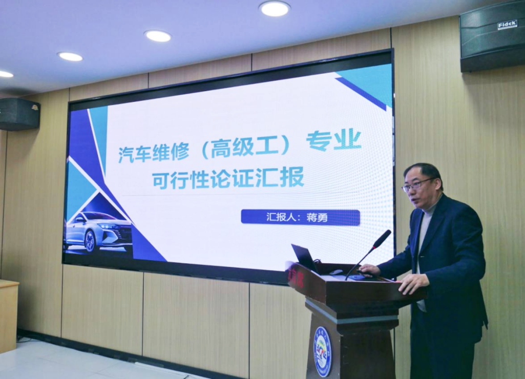 蒋勇和学生在技能大赛现场合影