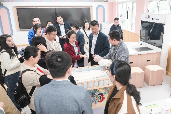 会议室里的人们描述已自动生成