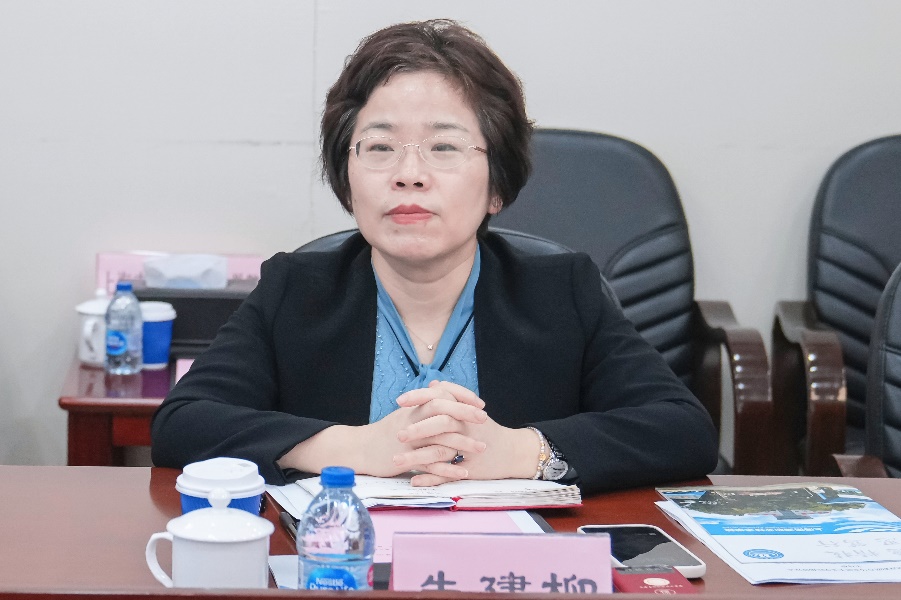 一群人在餐厅用餐中度可信度描述已自动生成