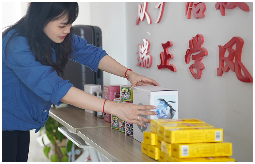 邹文俊在整理电商开店流程涉及到的用品