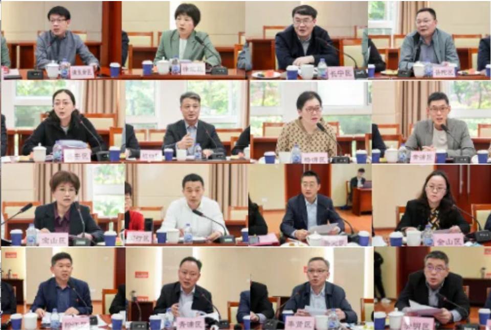 一群人在台上演讲描述已自动生成